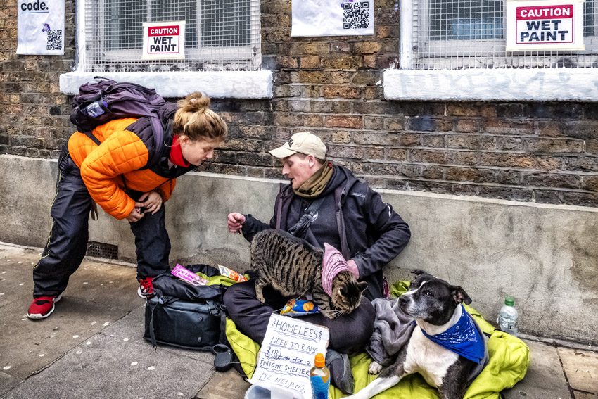 STRAATFOTOGRAFIE  De vrijheid van kijken, luisteren, voelen en slenteren.  Mijn plezier zit in het vastleggen van ‘gewone’ momenten met een verhalend karakter. Soms raadselachtig, grappig of ernstig. Het lijkt de waarheid maar is het niet. Het is de interpretatie van jou (en mij) van een moment van de werkelijkheid.
